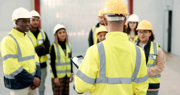 la construction, le travail d’équipe et les personnes en réunion pour la planification, le brainstorming et la discussion dans le bâtiment. l’architecture, l’ingénierie et les hommes et les femmes pour l’inspection, le développement de la form - chantier en cours photos et images de collection