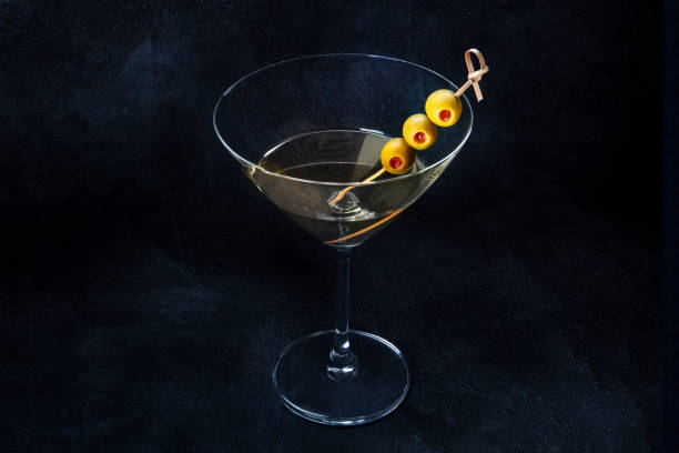 マティーニ。ベルモットとオリーブの汚れたマティーニカクテル、ドリンク - martini martini glass dirty martini olive ストックフォトと画像