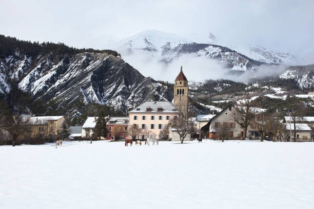 On the right bank of the Ubaye, about 2km east of Barcelonnette, the town of Faucon-de-Barcelonnette with its tower located on the square. Rebuilt in the 16th century on the basis of an old Romanesque church dating from the 11th century, the square tower has the particularity of being topped with round pinnacles.