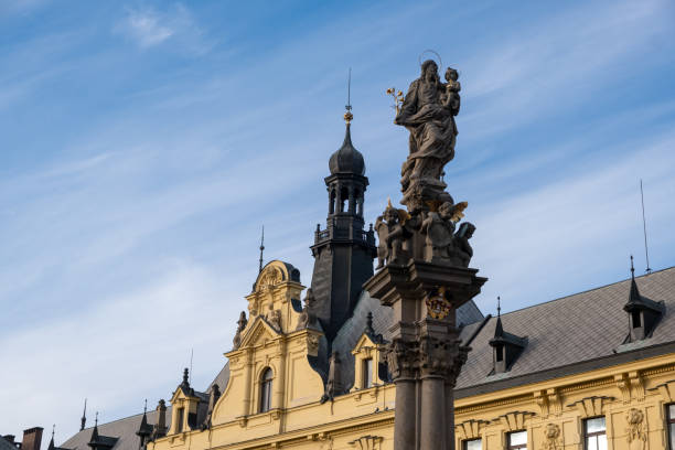 praga, cz -21.12.2021: posąg na steli w pradze przedstawia jezusa z dzieciątkiem, symbolizując religijny obrzęd dzieci. redakcji - cz zdjęcia i obrazy z banku zdjęć