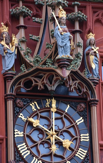 Une horloge avec un cadran et des aiguilles dorées, dans la ville de Bâle, en Suisse