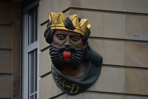 La statue d’un roi tirant la langue, sur le mur d’une maison à Bâle, en Suisse