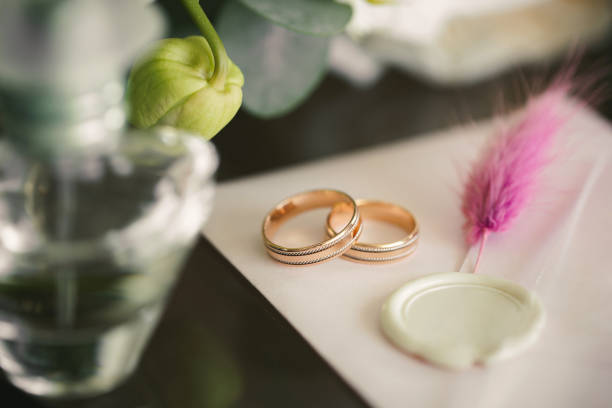 wedding rings in a beautiful box before the ceremony. details of the wedding day. - jewelry ring luxury wedding foto e immagini stock