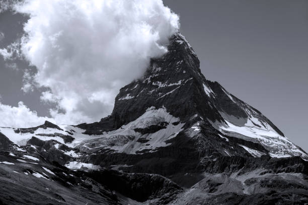 matterhorn in swtzerland - rock pinnacle cliff mountain peak imagens e fotografias de stock