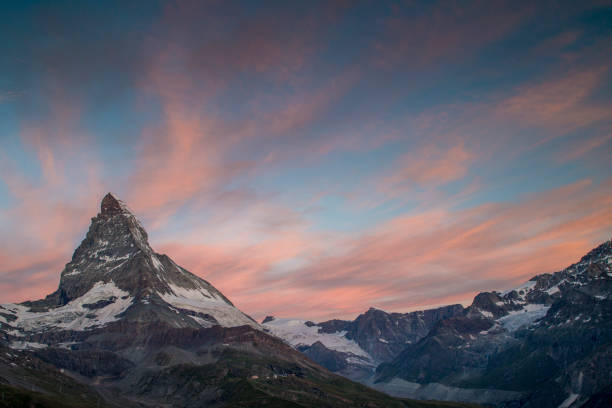 matterhorn in swtzerland - rock pinnacle cliff mountain peak - fotografias e filmes do acervo