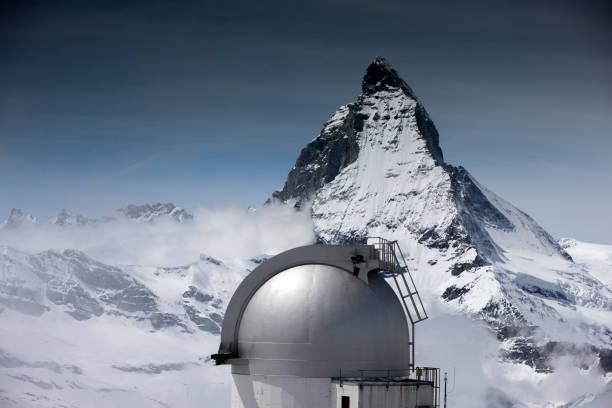 matterhorn in swtzerland - rock pinnacle cliff mountain peak imagens e fotografias de stock