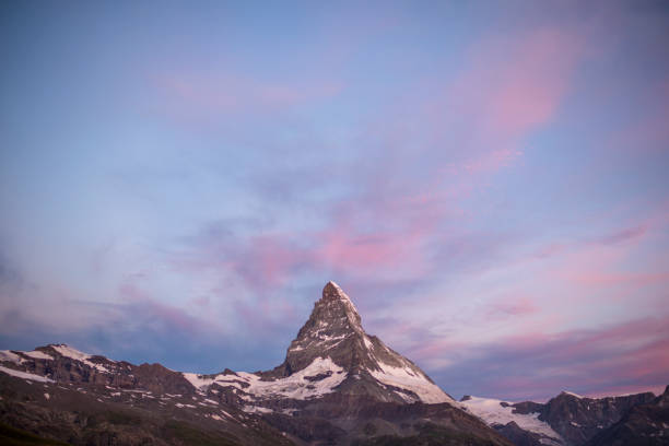 matterhorn in swtzerland - rock pinnacle cliff mountain peak - fotografias e filmes do acervo