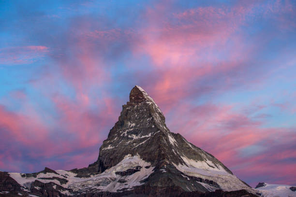 matterhorn in swtzerland - rock pinnacle cliff mountain peak - fotografias e filmes do acervo