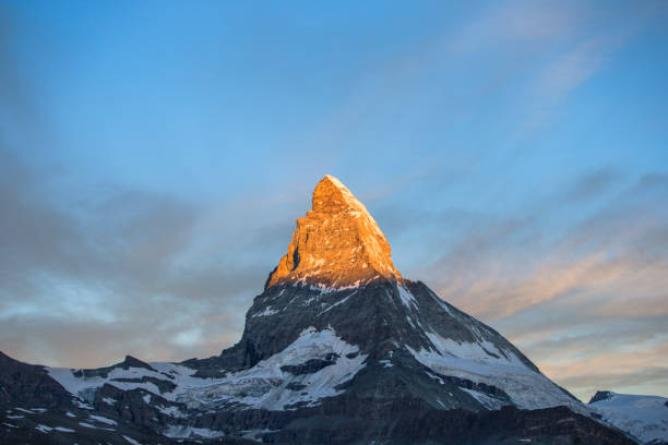 matterhorn in swtzerland - rock pinnacle cliff mountain peak imagens e fotografias de stock