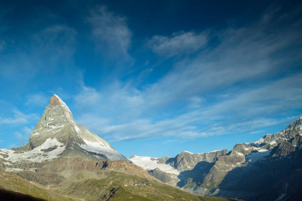 matterhorn in swtzerland - rock pinnacle cliff mountain peak imagens e fotografias de stock