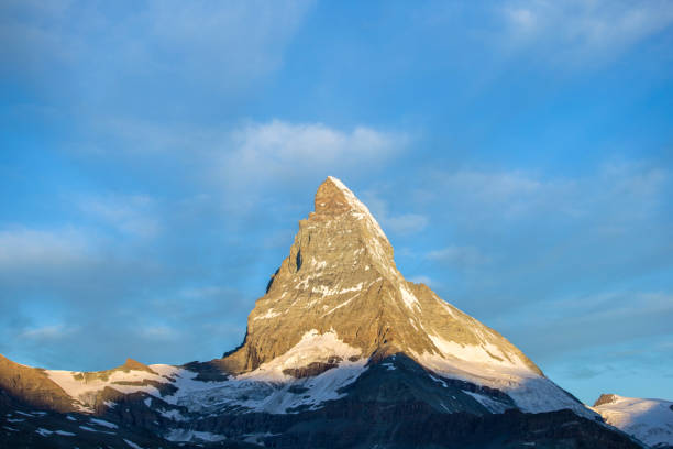 matterhorn in swtzerland - rock pinnacle cliff mountain peak imagens e fotografias de stock