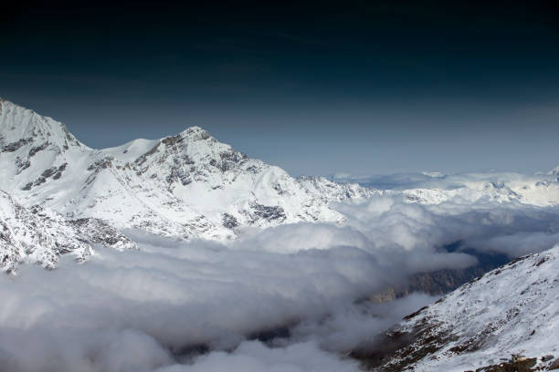 matterhorn in swtzerland - rock pinnacle cliff mountain peak - fotografias e filmes do acervo