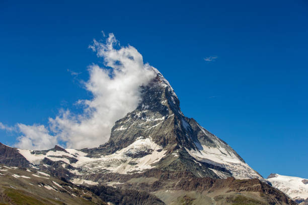 matterhorn in swtzerland - rock pinnacle cliff mountain peak - fotografias e filmes do acervo