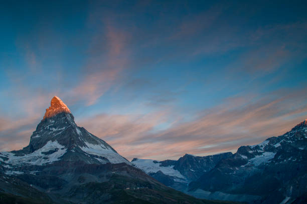 matterhorn in swtzerland - rock pinnacle cliff mountain peak - fotografias e filmes do acervo