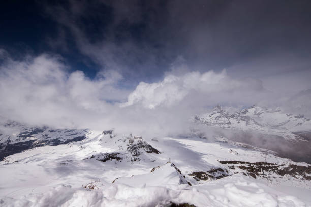 matterhorn in swtzerland - rock pinnacle cliff mountain peak - fotografias e filmes do acervo