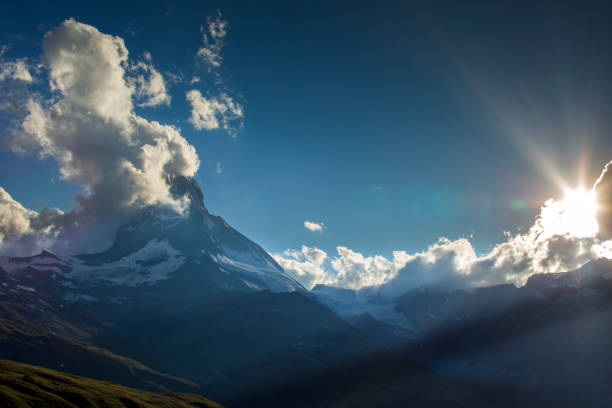 matterhorn in swtzerland - rock pinnacle cliff mountain peak imagens e fotografias de stock