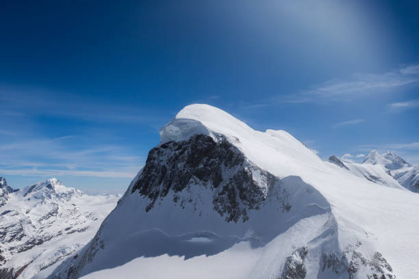 matterhorn in swtzerland - rock pinnacle cliff mountain peak - fotografias e filmes do acervo