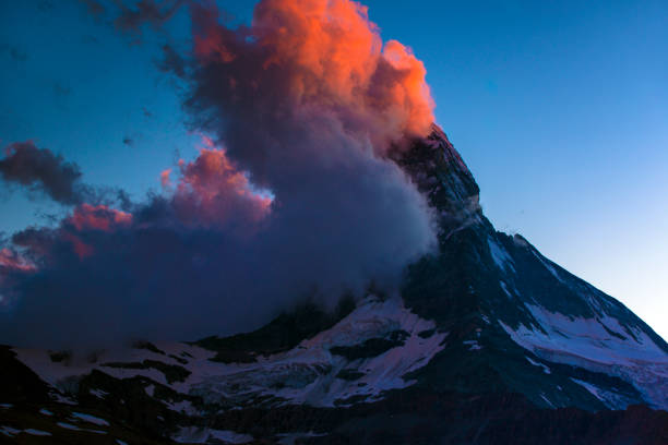 matterhorn in swtzerland - rock pinnacle cliff mountain peak imagens e fotografias de stock