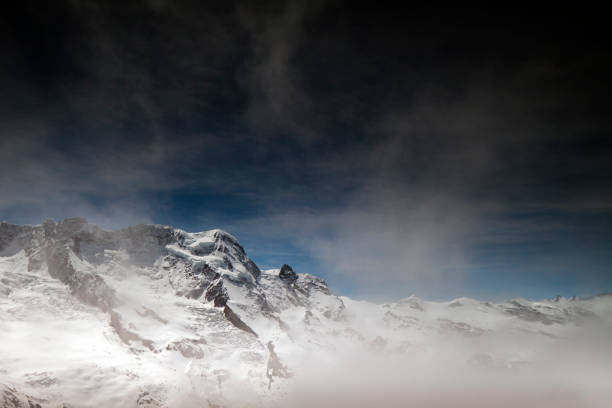 matterhorn in swtzerland - rock pinnacle cliff mountain peak - fotografias e filmes do acervo