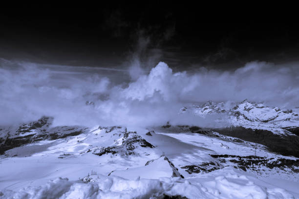 matterhorn in swtzerland - rock pinnacle cliff mountain peak - fotografias e filmes do acervo