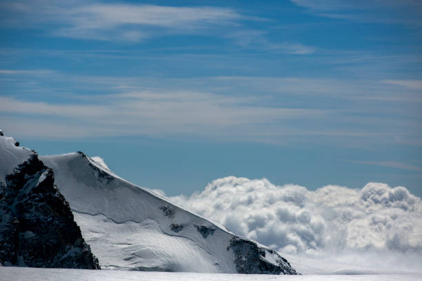 matterhorn in swtzerland - rock pinnacle cliff mountain peak - fotografias e filmes do acervo