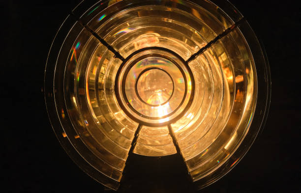 등대용 원형 프레넬 렌즈의 클로즈링, 어두운 방에서 조명 켜짐 - lighthouse lens fresnel light bulb 뉴스 사진 이미지
