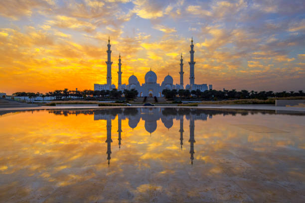 셰이크 자이드 그랜드 모스크 (sheikh zayed grand mosque)는 아랍 에미리트 아부 다비 (abu dhabi)의 오아시스 오브 디그니티 연못 (oasis of dignity pond)에 반영 된 해질녘 uae에서 가장 큰 모스크입니다. - minaret international landmark national landmark sheikh zayed mosque 뉴스 사진 이미지