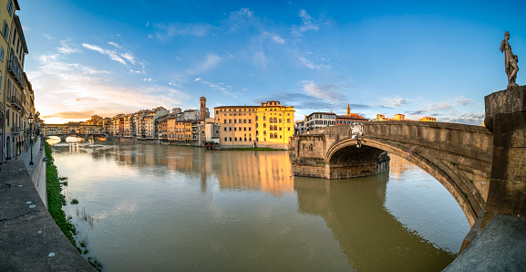 Panoramica del lungarno di Firenze con Ponte Vecchio e Ponte Santa Trinita
