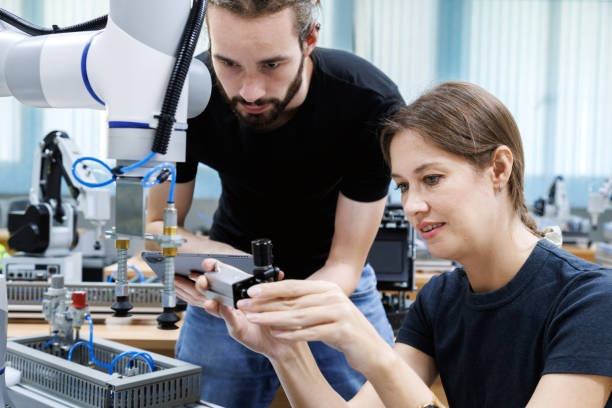 automation machine engineer students study and inspection control robot arm machine in robotics engineering academy at university or factory workshop. AI robot technology, future innovation trend. los estudiantes de ingeniería de máquinas de automatización estudian y controlan la inspección de la máquina del brazo robótico en la academia de ingeniería robótica en la universidad o en el taller de la fábrica. tecnología robótica de ia, tend