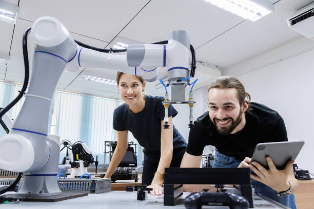 estudantes de engenharia de máquinas de automação estudam e controlam a inspeção de máquina de braço robótico na academia de engenharia robótica na universidade ou oficina de fábrica. tecnologia de robôs de ia, tendência de inovação futura. - engenheiro - fotografias e filmes do acervo