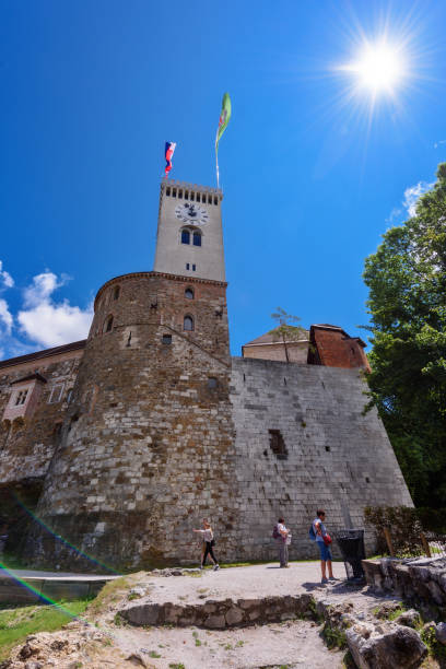 the castle of ljubljana is the biggest one and the most-visited of the castles in slovenia’s capital city. ljubljana castle (slovene: ljubljanski grad) - ljubljana flag slovenia scenics zdjęcia i obrazy z banku zdjęć