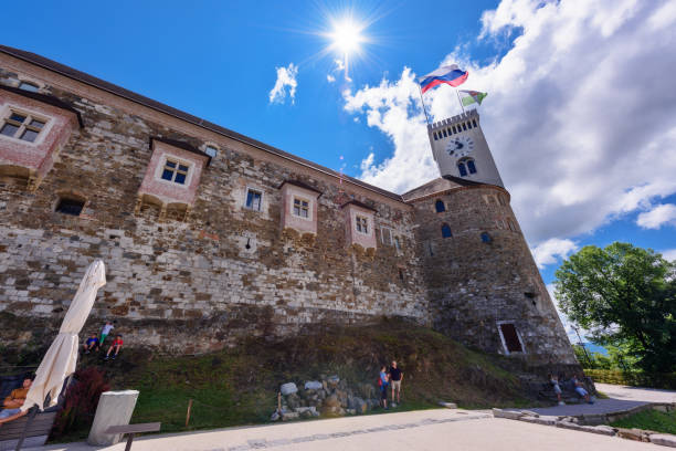 the castle of ljubljana is the biggest one and the most-visited of the castles in slovenia’s capital city. ljubljana castle (slovene: ljubljanski grad) - ljubljana flag slovenia scenics zdjęcia i obrazy z banku zdjęć