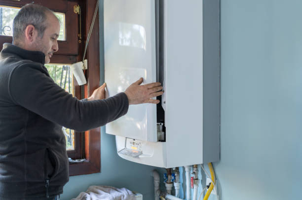 Técnico reparando termo eléctrico