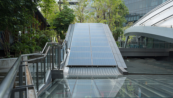 Roofs with solar panels installed in shopping centers or offices Strengthen sustainability and reduce energy costs
