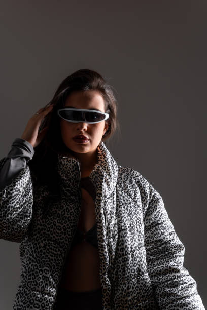 futuristic woman using mixing reality intelligent goggles - mr tom imagens e fotografias de stock