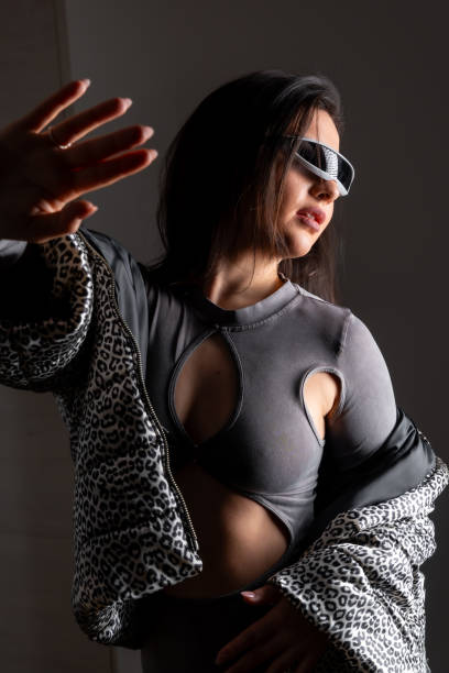 beauty woman gesturing using futuristic intelligent goggles - mr tom imagens e fotografias de stock