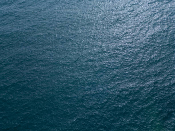 vista aérea del paisaje marino tranquilo al anochecer - mar fotografías e imágenes de stock