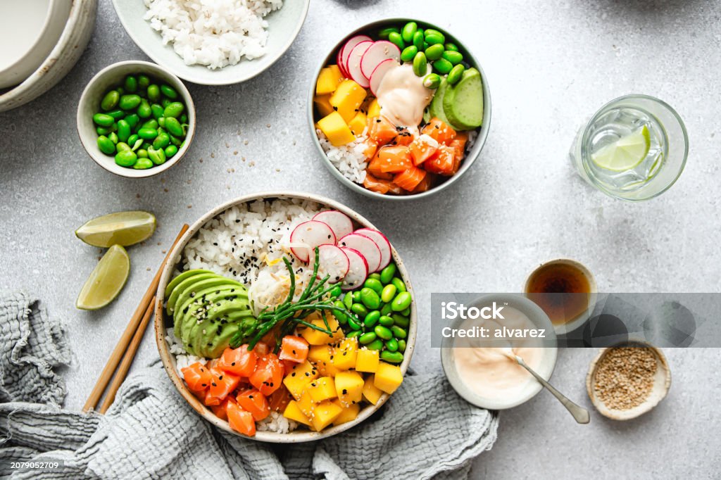 연어를 곁들인 맛있는 포케 덮밥의 평면도 포케-음식에 대한 스톡 사진 및 기타 이미지 - 포케-음식, 연어-해산물, 샐러드 ...