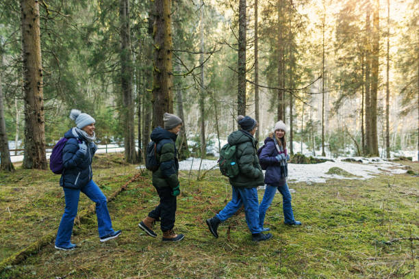 family hiking in the winter alpine forest in the salzburger land, austria. - people group of people friendship salzburg photos et images de collection