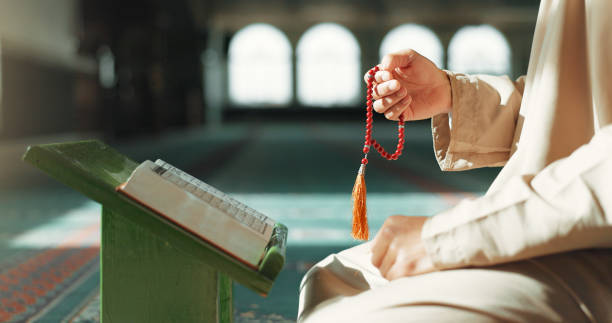 Islam, prayer beads and man in mosque with Quran, mindfulness and gratitude in faith. Worship, religion and Muslim scholar in holy temple for praise with book, spiritual teaching and peace meditation el islam, las cuentas de oración y el hombre en la mezquita con el corán, la atención plena y la gratitud en la fe. adoración, religión y erudito musulmán en el templo sagrado para la alabanza con libro, enseñanza espiritual y meditación de paz