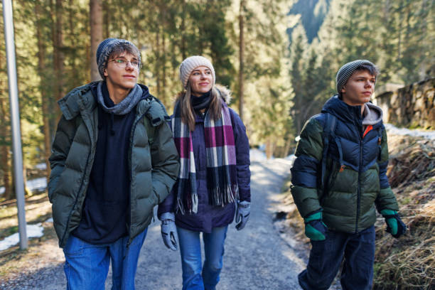 adolescentes caminhando na floresta alpina de inverno na terra de salzburgo, áustria. - people group of people friendship salzburg - fotografias e filmes do acervo