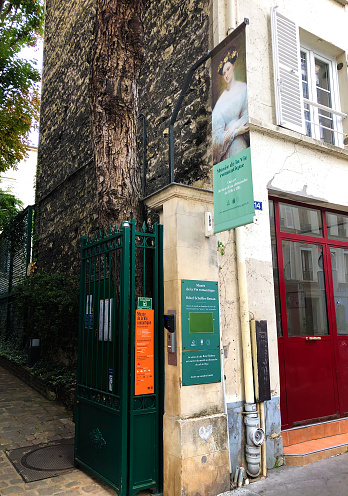 Paris, France: Entrance to La Musée de la Vie Romantique in the Pigalle district of the 9th arrondissement; the literary museum focuses on George Sand and other authors of the Romantic Era.