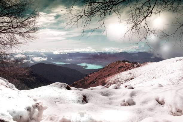 winter mountain landscape. - winter lake snow fog zdjęcia i obrazy z banku zdjęć