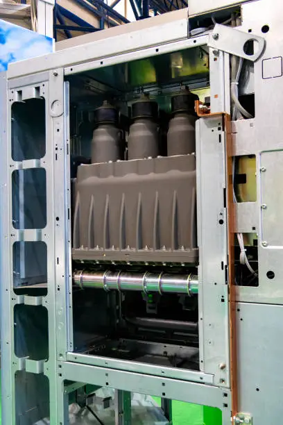 Modular switchgear with vacuum circuit-breaker and shielded solid insulation
