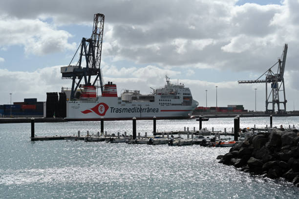 스페인 푸에르테벤투라의 푸에르토 델 로사리오 항구에 있는 해운 회사 trasmediterránea의 여객선/ro-ro 화물선 "cuidad de ibiza". - passenger ship ferry crane harbor 뉴스 사진 이미지