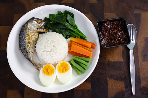 Crispy pork lard mixed rice with fried egg, served in a bowl.