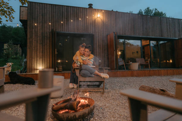 Photo a mother and her daughter sitting in their backyard, checking the phone and enjoying their special bonding time together.