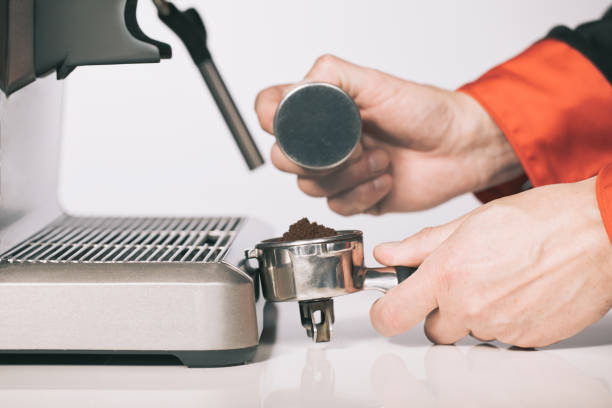 Pressing ground coffee in handle for extracting in espresso machine