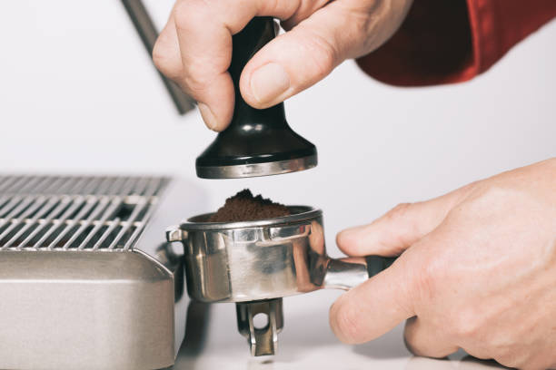 Pressing ground coffee in handle for extracting in espresso machine