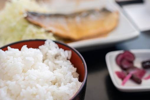 Japanese recipes that can be quickly prepared by simply placing a side dish on top of rice.